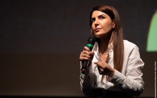 Zaynê Akyol lors de la présentation de son film ROJEK